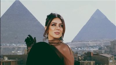 من أمام أهرامات الجيزة..انجي المقدم تخضع لجلسة تصوير بفستان أسود