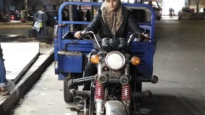 جميلة.. سائقة التروسيكل التي تحدت الحياة وتناشد بالعلاج