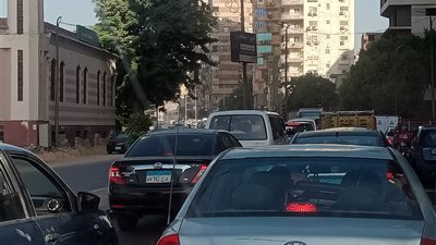 حركة المرور في القاهرة والجيزة.. زحام بالمحاور الحيوية وسيولة ببعض المناطق