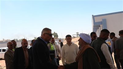 محافظ أسوان يتفقد مشروع إنشاء مجمع المواقف الشرقى للسيرفيس