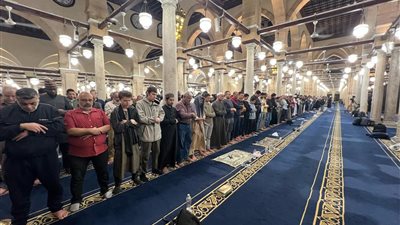 الجامع الأزهر يقيم التراويح الـ 16 برواية حفص وسط توافد آلاف المصلين
