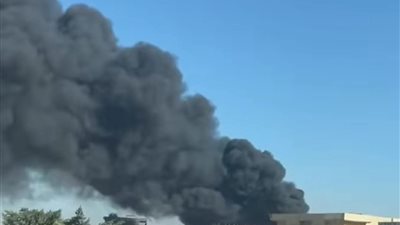 إخلاء المنازل المجاورة.. السيطرة على حريق هائل بمخزن كابلات ببرج العرب 