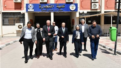 رئيس جامعة قناة السويس يتابع امتحانات الفصل الدراسي الثاني بكلية التجارة