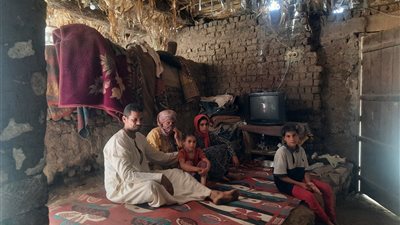 يصارعون من أجل البقاء.. استغاثة أسرة من 6 أفراد بالمنيا لـ رئيس الجمهورية: إحنا بنموت وحلمنا سقف يحمينا| صور