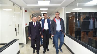 محافظ بورسعيد يتفقد أعمال تطوير مبنى مجمع المصالح بالديوان العام