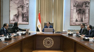 رئيس الوزراء يناقش أوضاع اللاجئين والوافدين المقيمين في مصر
