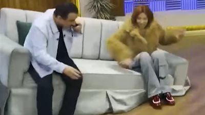 حسن العسيري ساخرًا من مي كساب: خسيتى وبردوا الكنبة مستحملتش  (فيديو)