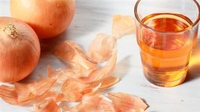 منها تحسين صحة الرحم والجهاز التنفسي.. اعرفي الفوائد المذهلة لمشروب ماء وقشرة البصل المغلي