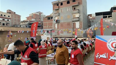 بالزي الأحمر والبلالين.. الهلال الأحمر يُعد أطول مائدة إفطار لأهالي دمياط 