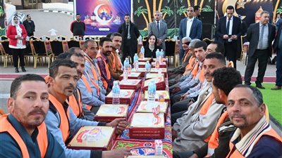 محافظ البحيرة تشارك 1000 من عمال النظافة حفل الإفطار الجماعي..وتُكرم 34 عامل