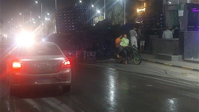 انقلاب سيارة محملة بالمياة المعدنية تعطل الحركة المرورية بطريق المنصورية 