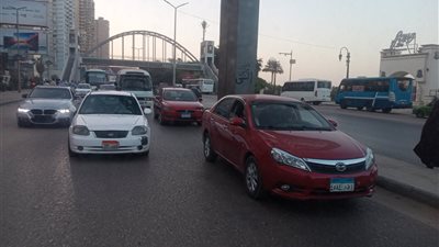 النشرة المرورية الصباحية.. كثافات متوسطة بالقاهرة والجيزة وخدمات إضافية لتنظيم الحركة