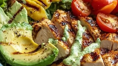 خلي فطارك خفيف النهاردة.. اعرف مقادر وطريقة عمل سلطة الدجاج المشوي بالأفوكادو