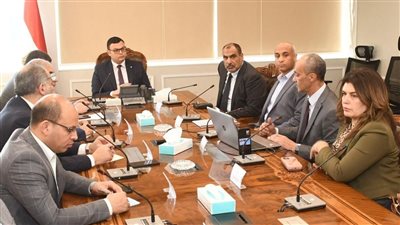 وزير الإسكان يستعرض عددا من المقترحات المتطورة لإنشاء البحيرات crystal lagoon 