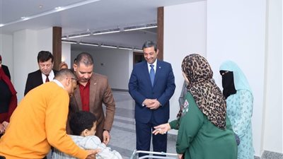 جبر الخواطر.. محافظ دمياط يسلم كرسي متحرك لطفل من ذوي الهمم