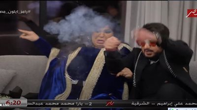 رامز جلال ساخرًا من فيفي عبده: حطه عشه فراخ تحت بطاطك