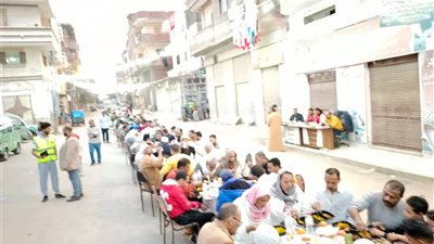 «اللمة الحلوة.. عزبة عشرة بتفرح».. البحيرة تنظم أكبر حفل إفطار على غرار المطرية (صور)