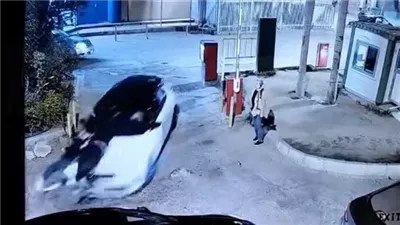 فتاة تدهس أب ونجله داخل جراج مول بالإسكندرية: سحلتهم لمسافة 10 أمتار