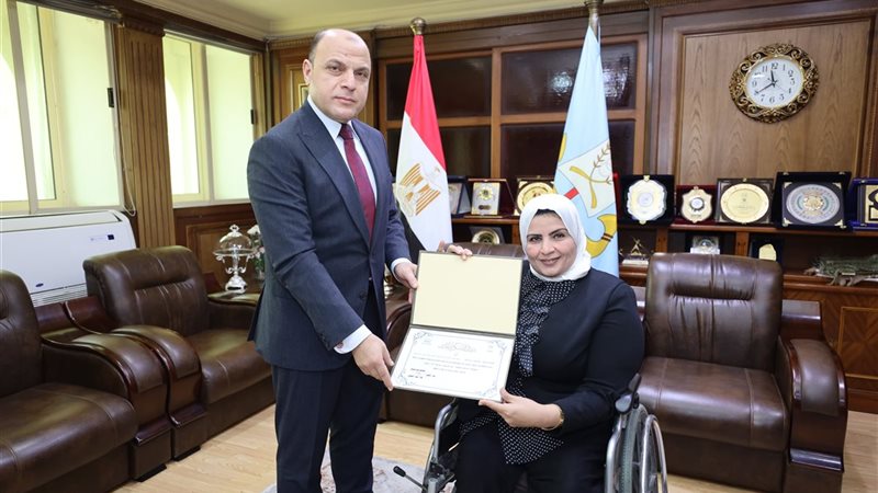 محافظ كفرالشيخ يكرم