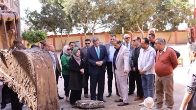 محافظ دمياط يتفقد مدرسة عثمان بن عفان الإعدادية ويوجه بحل مشكلة الصرف 