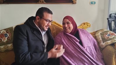 عاشت يتمية وتحدت الإعاقة.. رحلة كفاح مريم عامر الأم المثالية في السويس