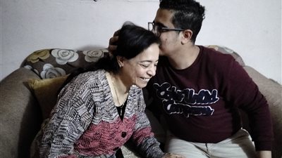 الأم المثالية في الغربية: ساندت زوجي في مرضه وربيت أبنائي حتى أصبحا أطباء