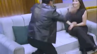 حسن العسيري يسخر من هدى الأتربي: أنت تخنتى  أوي كسرتي الكنبة  (فيديو)