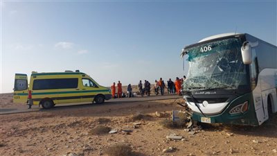 مصرع وإصابة 14 شخصا في تصادم أتوبيس بشاحنة بترول بمطروح