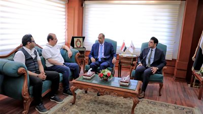 محافظ سوهاج يستقبل نائب وزير الصحة لمتابعة تطوير المنظومة الطبية