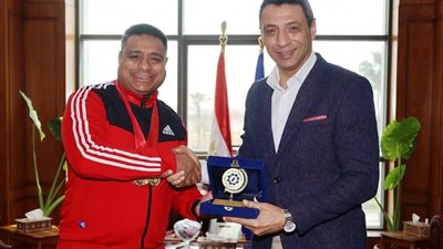 محافظ السويس يكرم مصطفي البتيتي بعد فوزه ببطولة مصر الدولية للكاراتيه