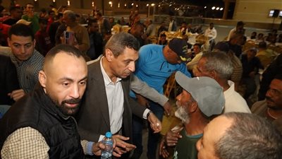 محافظ السويس يتناول طعام الإفطار مع عمال النظافة بشاطئ السوايسة (صور)