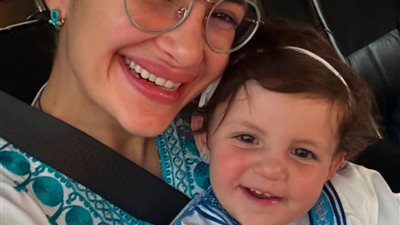 بالجلابية البيضاء..شام الذهبي وإبنتها في أحدث إطلالة رمضانية .. وجدتها أصالة تعلق