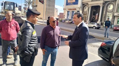  محافظ دمياط يتابع إنشاء مطبات بطريق السيالة للحد من الحوادث