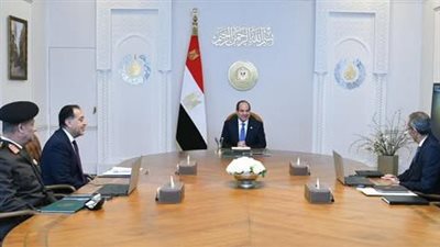 الرئيس السيسي يجتمع مع رئيس الوزراء ووزير الاتصالات ومدير الأكاديمية العسكرية| فيديو