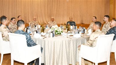 وزير الدفاع يتناول وجبة الإفطار مع مقاتلي القوات البحرية والمنطقة الشمالية العسكرية