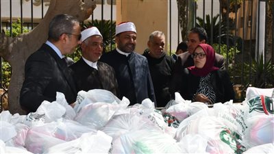 محافظ الفيوم يتفقد قافلة المواد الغذائية للأسر الأولى بالرعاية بالتعاون بين الأوقاف والتموين والتضامن | صور