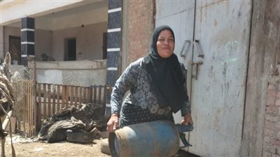 15 عاما «بتعافر مع الحديد».. «عبير» أشهر بائعة أنابيب بالمنوفية: «بطلع الطابق السابع عشان 5 جنيه»