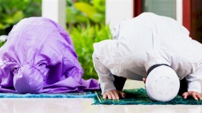 إمامة الرجل بزوجته هل يحصل بها ثواب صلاة الجماعة؟.. اعرف الرأي الشرع 