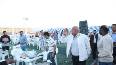 محافظ الوادي الجديد يُشارك أهالي الفرافرة الإفطار الجماعي (صور)