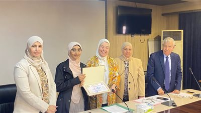 طب البنات بجامعة الأزهر تكرّم إيمان محمود لفوزها بلقب الطالبة المثالية