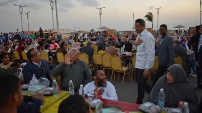 المحافظ يشارك المواطنين إفطار رمضان بممشي أهل السويس        