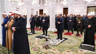 رافقه «الطيب والأزهري».. الرئيس السيسي يتفقد أعمال تجديد مسجد السيدة نفيسة 