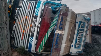 انقلاب سيارة نقل على الطريق الزراعي بقليوب وتوقف حركة الطريق الزراعي