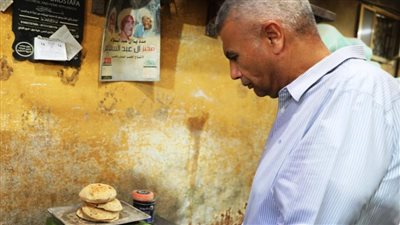 مرور مفاجئ لمحافظ أسوان بمخبز وصيدلية في إدفو.. ويكلف بتكثيف الرقابة