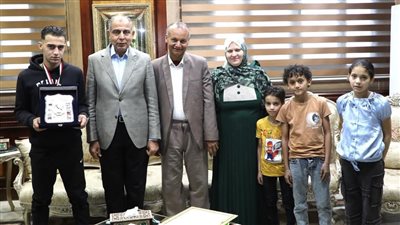محافظ المنيا يكرم اللاعب جمال أكرم  أصغر بطل قتالي على مستوى الجمهورية