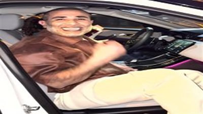 ذقن صفراء غريبة..أحمد سعد يظهر بإطلالة مثيرة للجدل بعد اهدائه سيارة فارهة لزوجته