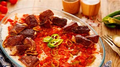 فتة لحمة مصرية وسلطة طماطم مخللة وسمبوسة جبنة.. منيو اليوم الـ20 في رمضان |صور