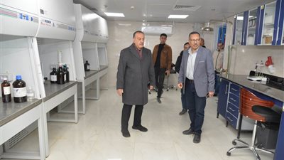 خلال جولة مفاجئة....محافظ أسيوط يتفقد المعمل المركزي لمياه الشرب بأسيوط