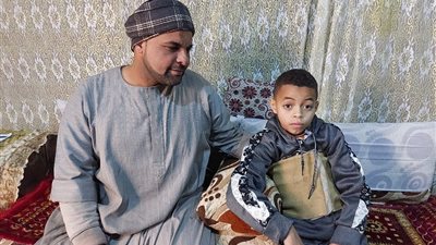 بعد حادث ابنه.. بائع يناشد الرئيس لإنقاذ أسرته: بحلم بـ «تكافل وكرامة»