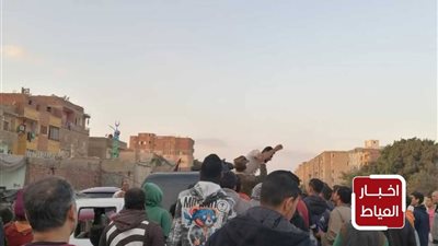 الأهالي و الشرطة ينقذون شاب حاول التخلص من حياته أمام قطار بالعياط 